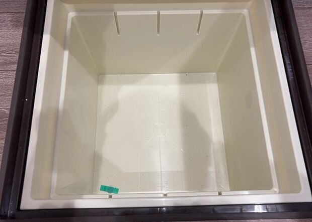 【キッチン床下収納】キッチン床下収納は、調理器具や食器などをスッキリと収納できる便利なスペースです。収納量が多いもの、引き出しがスムーズに開閉するものなど、使い勝手の良いものを選ぶことが大切です。また、湿気がこもりやすい場所なので、通気性の良いものを選ぶこともおすすめです。