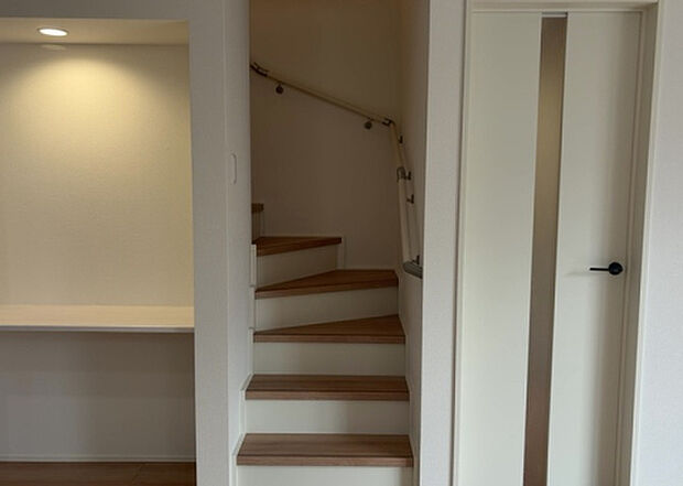 【内装】建物の上下階の通路である階段は、その位置によって動線や室内の印象が大きく左右されます。手摺にも重要な役割があり、転倒の防止・歩行や動作を円滑にして日常生活を支えることを主な目的として設置されています。