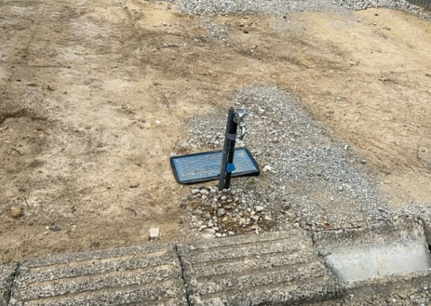 【その他設備】敷地内には、散水栓や立水栓があります。水道水を直接利用できるため、水を運ぶ手間を省くことが出来ます。大量の水を必要とする洗車作業や清掃などに役立ちます。その他設備とあわせて、現地でご確認ください。