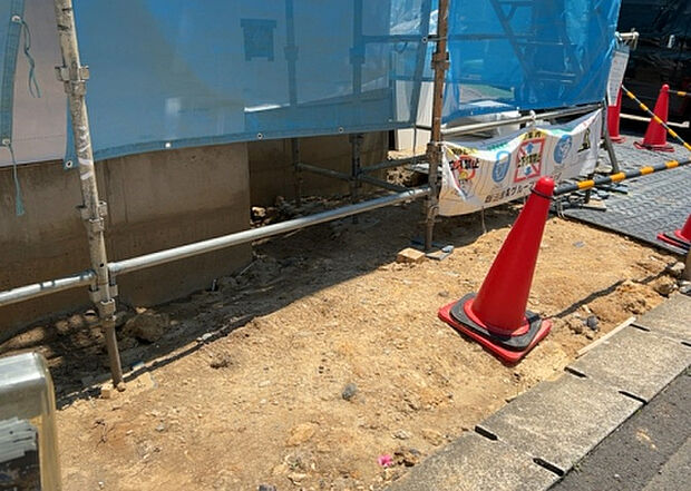 【庭_2】庭のある家に住むことのメリットとして、子どもたちの遊び場を確保できること、ガーデニングや家庭菜園を楽しめること、明るさを確保できることがあります。また、配置を工夫することでプライバシーが確保できます。
