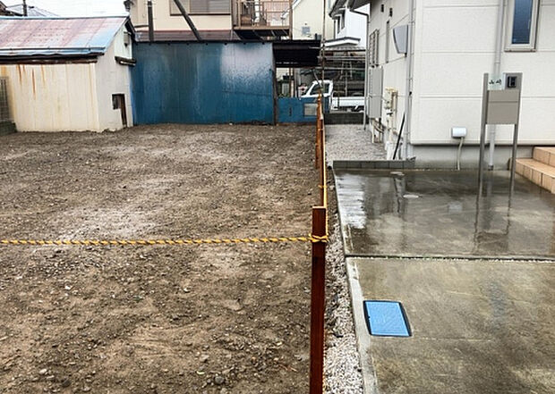 【庭_2】庭のある家に住むことのメリットとして、子どもたちの遊び場を確保できること、ガーデニングや家庭菜園を楽しめること、明るさを確保できることがあります。また、配置を工夫することでプライバシーが確保できます。