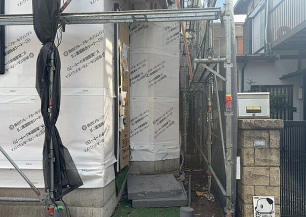 【玄関_2】玄関は、狭すぎると複数人で使いにくく、広すぎても無駄な空間になりがちです。最低2畳を目安にして、家の広さとの兼ね合いや家族の人数を考慮して決めるとよいでしょう。現地を見学して快適な玄関を選びましょう！