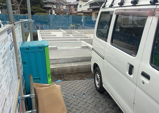 【玄関】玄関は家の顔でもあり、家族以外の目にも止まる場所です。玄関は外との間を仕切る扉、靴などをしまっておく収納スペース、靴脱ぎのたたきスペース、来客とのやり取りをするドアホンなど複数のアイテムからなります。