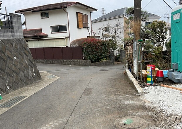 【物件からの展望_2】眺望を気にして物件を探す場合、前面に建物が建っていないか現地で確認しましょう！前面に建物があると景色はもちろん、日当たりや風通しにも影響が出てきます。住んだ時のことを想像しながら現地見学をしましょう。