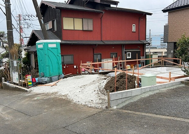 【前面道路含む現地写真_2】前面道路の幅員や歩道の有無、近隣の建物との距離感などは、実際の生活の利便性や安全性に大きく影響します。複数のアングルから前面道路の状況を確認することで、より具体的に生活イメージを描けます。