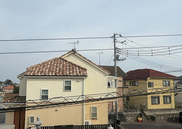 【物件からの展望】眺望を気にして物件を探す場合、前面に建物が建っていないか現地で確認しましょう!前面に建物があると景色はもちろん、日当たりや風通しにも影響が出てきます。住んだ時のことを想像しながら現地見学をしましょう。