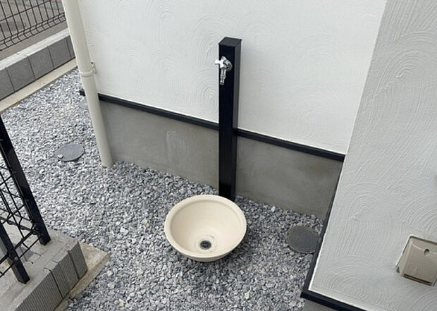 【その他設備】敷地内には、散水栓や立水栓があります。水道水を直接利用できるため、水を運ぶ手間を省くことが出来ます。大量の水を必要とする洗車作業や清掃などに役立ちます。その他設備とあわせて、現地でご確認ください。