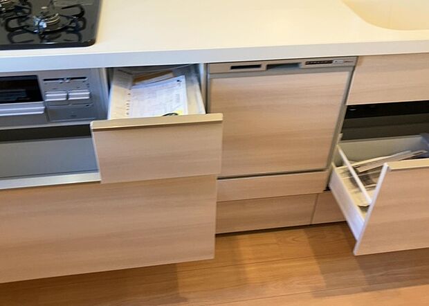 【キッチン床下収納】キッチン床下収納は、調理器具や食器などをスッキリと収納できる便利なスペースです。収納量が多いもの、引き出しがスムーズに開閉するものなど、使い勝手の良いものを選ぶことが大切です。また、湿気がこもりやすい場所なので、通気性の良いものを選ぶこともおすすめです。