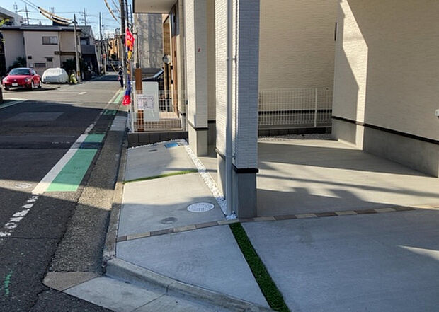 【庭】庭があることでガーデニングや家庭菜園はもちろん、こどもの遊び場やペットを放して遊ぶことができます。また、家の周囲に余裕があるということです。隣地との間があれば、十分な日当たりと、風通しが確保できます。