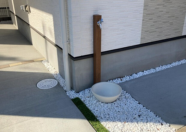 【その他設備】敷地内には、散水栓や立水栓があります。水道水を直接利用できるため、水を運ぶ手間を省くことが出来ます。大量の水を必要とする洗車作業や清掃などに役立ちます。その他設備とあわせて、現地でご確認ください。