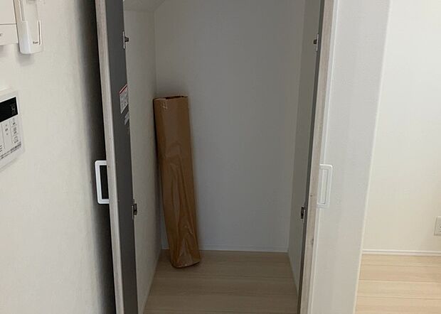 【キッチン床下収納】キッチン床下収納は、調理器具や食器などをスッキリと収納できる便利なスペースです。収納量が多いもの、引き出しがスムーズに開閉するものなど、使い勝手の良いものを選ぶことが大切です。また、湿気がこもりやすい場所なので、通気性の良いものを選ぶこともおすすめです。