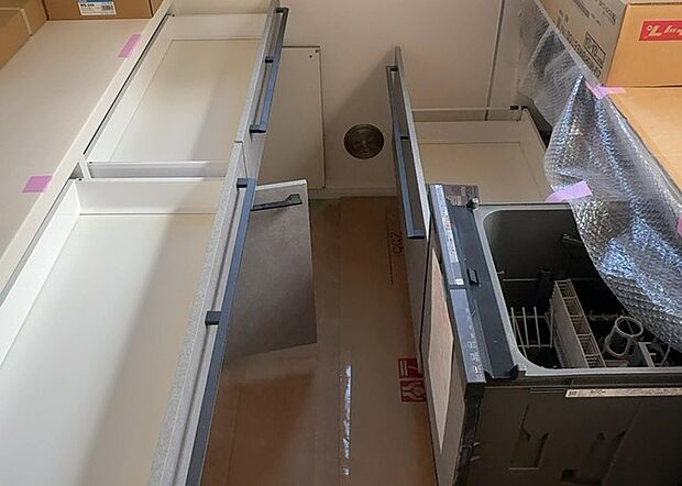 【キッチン床下収納】キッチン床下収納は、調理器具や食器などをスッキリと収納できる便利なスペースです。収納量が多いもの、引き出しがスムーズに開閉するものなど、使い勝手の良いものを選ぶことが大切です。また、湿気がこもりやすい場所なので、通気性の良いものを選ぶこともおすすめです。