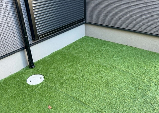 【庭】庭があることでガーデニングや家庭菜園はもちろん、こどもの遊び場やペットを放して遊ぶことができます。また、家の周囲に余裕があるということです。隣地との間があれば、十分な日当たりと、風通しが確保できます。