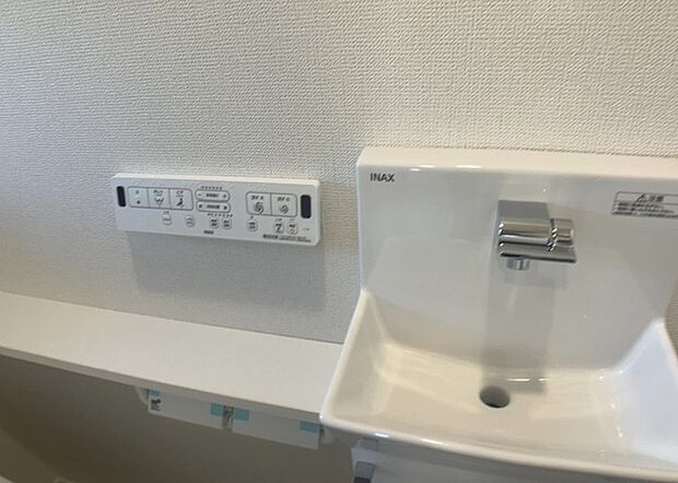 【ウォシュレット（リモコン）】ウォシュレットは、衛生面だけでなく、快適性も向上させる便利な設備です。洗浄機能の種類や水温調節機能など、様々な機能が付いたものが多くあります。リモコンも、操作が簡単で、使いやすいものを選びましょう。