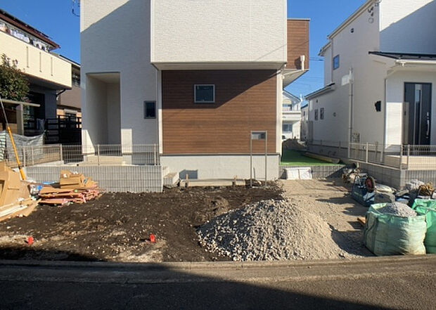 【駐車場】駐車場と明記されていても、最小スペースでつくられた駐車場だと大型車は駐車できなかったり、出入りしにくくなったりする可能性があります。お車のサイズと購入したい物件の駐車場のサイズを現地で確認しましょう。