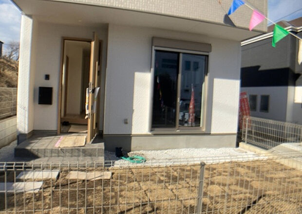 【庭】庭があることでガーデニングや家庭菜園はもちろん、こどもの遊び場やペットを放して遊ぶことができます。また、家の周囲に余裕があるということです。隣地との間があれば、十分な日当たりと、風通しが確保できます。