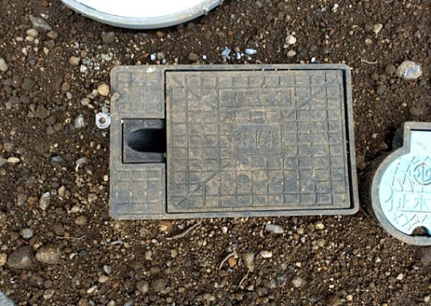 【その他設備】敷地内には、散水栓や立水栓があります。水道水を直接利用できるため、水を運ぶ手間を省くことが出来ます。大量の水を必要とする洗車作業や清掃などに役立ちます。その他設備とあわせて、現地でご確認ください。