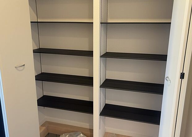 【玄関収納】玄関収納は、靴や傘、コートなどをスッキリと収納できるだけでなく、来客時に見せる顔となるため、家の顔とも言えます。収納量だけでなく、デザイン性も重視したいところです。ミラー付きの収納であれば、外出前の身だしなみチェックにも便利です。