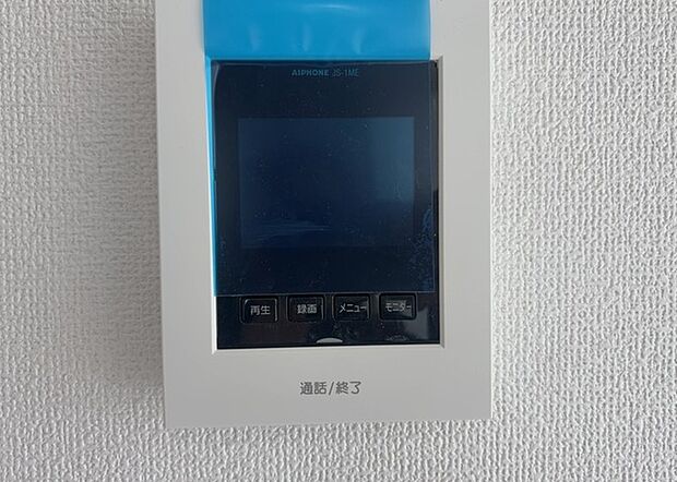【ＴＶモニター付きインターホン】TVモニター付きインターホンは、来訪者の顔を確認できるだけでなく、音声でやり取りすることもできるため、セキュリティ面で安心できる設備です。モニター画面が大きく見やすいもの、夜間でも来訪者をしっかりと確認できるものなど、機能性を重視したいところです。