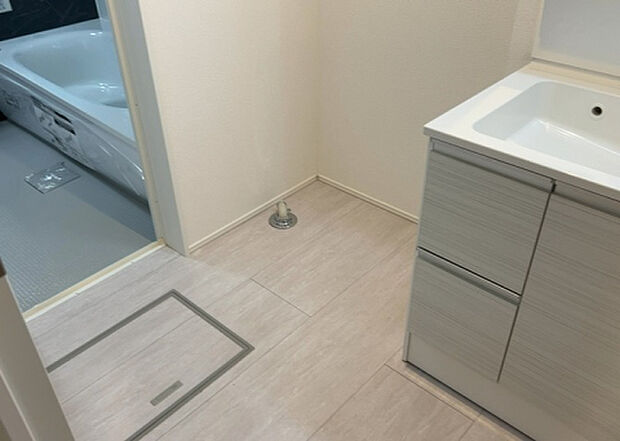【脱衣場】多くの戸建て住宅で見かける洗面脱衣所は、洗面台と洗濯機が2畳ほどのスペースに並べられていて、洗面所が脱衣所を兼ね備えている間取りが一般的です。お客様が利用することもある、パブリックな空間でもあります。