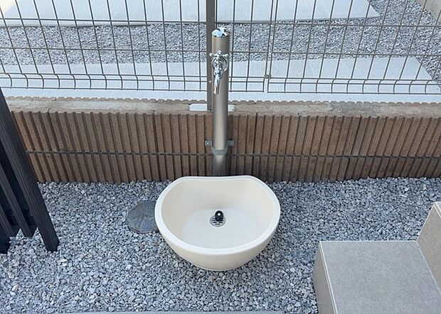【外水栓】外水栓は、庭の水やりや洗車など、様々な用途に使える便利な設備です。ホースがしっかりと接続できるもの、水圧が安定しているものなど、使い勝手の良いものを選びましょう。また、凍結防止機能が付いているものなら、冬場でも安心して使用できます。