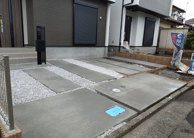【駐車場】駐車場と明記されていても、最小スペースでつくられた駐車場だと大型車は駐車できなかったり、出入りしにくくなったりする可能性があります。お車のサイズと購入したい物件の駐車場のサイズを現地で確認しましょう。