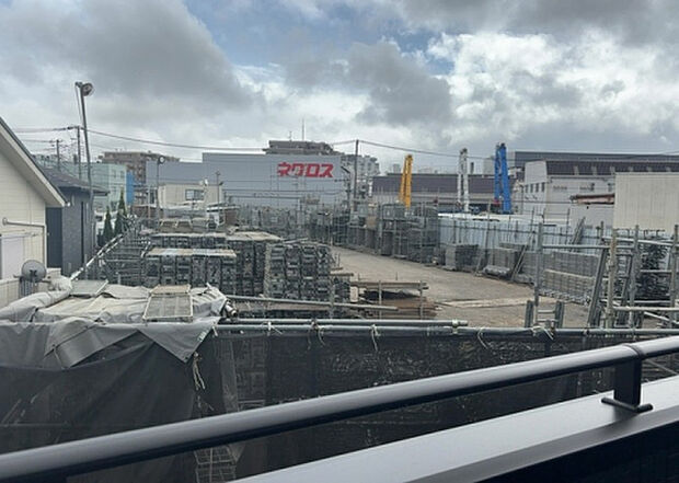 【物件からの展望】眺望を気にして物件を探す場合、前面に建物が建っていないか現地で確認しましょう！前面に建物があると景色はもちろん、日当たりや風通しにも影響が出てきます。住んだ時のことを想像しながら現地見学をしましょう。