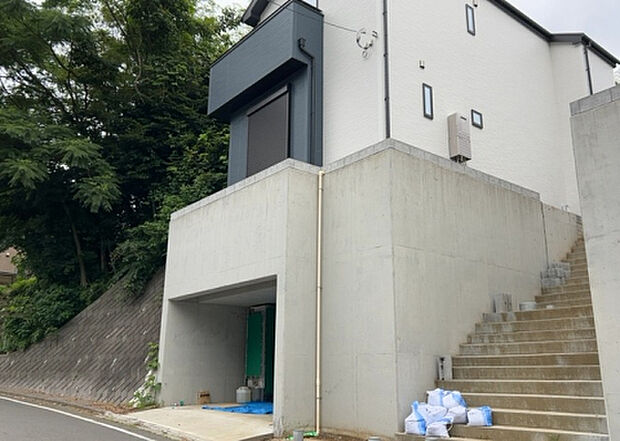 【前面道路含む現地写真_2】お持ちの車種によっては前面道路が広い方が便利でしょう。しかし、前面道路が広ければその分交通量が多くなるため、騒音などが気になる場合があります。実際に現地を見学し、周辺交通量や騒音などを確認しましょう！