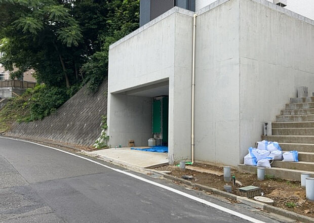 【駐車場】駐車場と明記されていても、最小スペースでつくられた駐車場だと大型車は駐車できなかったり、出入りしにくくなったりする可能性があります。お車のサイズと購入したい物件の駐車場のサイズを現地で確認しましょう。