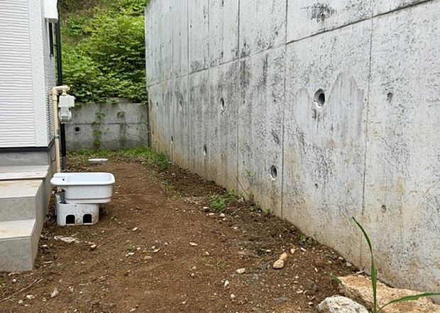 【庭】庭があることでガーデニングや家庭菜園はもちろん、こどもの遊び場やペットを放して遊ぶことができます。また、家の周囲に余裕があるということです。隣地との間があれば、十分な日当たりと、風通しが確保できます。