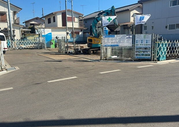 【前面道路含む現地写真_2】前面道路の幅員や歩道の有無、近隣の建物との距離感などは、実際の生活の利便性や安全性に大きく影響します。複数のアングルから前面道路の状況を確認することで、より具体的に生活イメージを描けます。