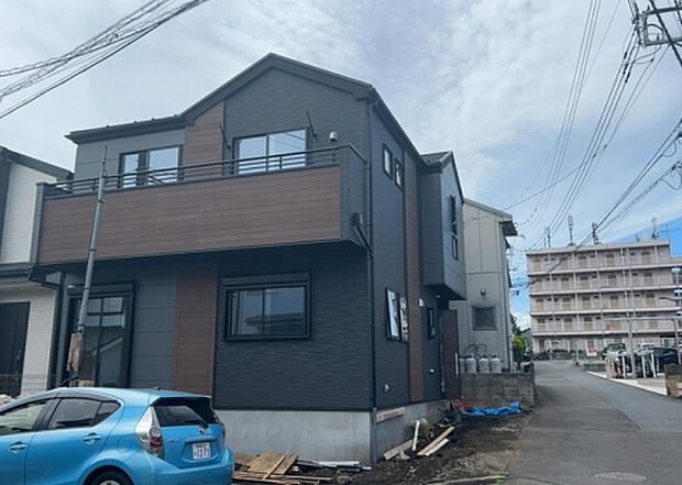 【外観_3】現地に行くなら、物件の周囲の地形がどうなっているかを見ることも大切です。周辺より低くなっている土地では、大雨などで水が集まりやすいため、地盤が弱くなっているということも考えられるため、注意が必要です。