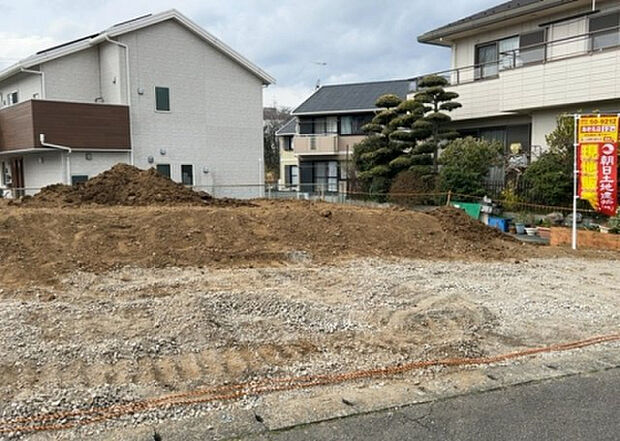 【玄関_2】玄関は、狭すぎると複数人で使いにくく、広すぎても無駄な空間になりがちです。最低2畳を目安にして、家の広さとの兼ね合いや家族の人数を考慮して決めるとよいでしょう。現地を見学して快適な玄関を選びましょう！