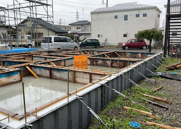 【外観_3】現地に行くなら、物件の周囲の地形がどうなっているかを見ることも大切です。周辺より低くなっている土地では、大雨などで水が集まりやすいため、地盤が弱くなっているということも考えられるため、注意が必要です。