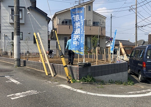 【前面道路含む現地写真_2】前面道路の幅員や歩道の有無、近隣の建物との距離感などは、実際の生活の利便性や安全性に大きく影響します。複数のアングルから前面道路の状況を確認することで、より具体的に生活イメージを描けます。
