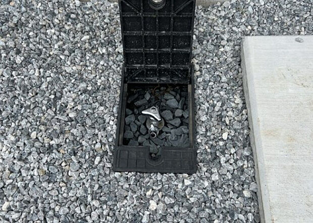 【その他設備】敷地内には、散水栓や立水栓があります。水道水を直接利用できるため、水を運ぶ手間を省くことが出来ます。大量の水を必要とする洗車作業や清掃などに役立ちます。その他設備とあわせて、現地でご確認ください。