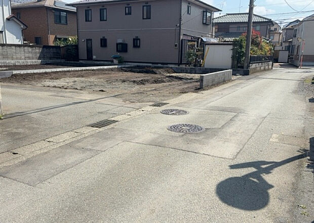 【前面道路含む現地写真_2】前面道路の幅員や歩道の有無、近隣の建物との距離感などは、実際の生活の利便性や安全性に大きく影響します。複数のアングルから前面道路の状況を確認することで、より具体的に生活イメージを描けます。