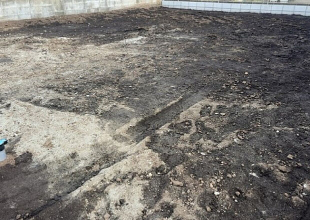 【玄関_2】玄関は、狭すぎると複数人で使いにくく、広すぎても無駄な空間になりがちです。最低2畳を目安にして、家の広さとの兼ね合いや家族の人数を考慮して決めるとよいでしょう。現地を見学して快適な玄関を選びましょう！