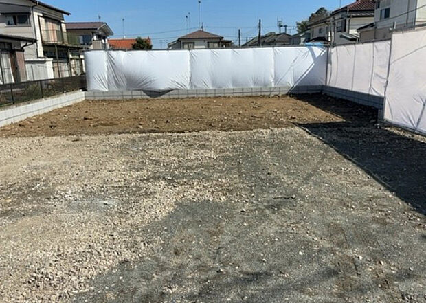 【玄関】玄関は家の顔でもあり、家族以外の目にも止まる場所です。玄関は外との間を仕切る扉、靴などをしまっておく収納スペース、靴脱ぎのたたきスペース、来客とのやり取りをするドアホンなど複数のアイテムからなります。