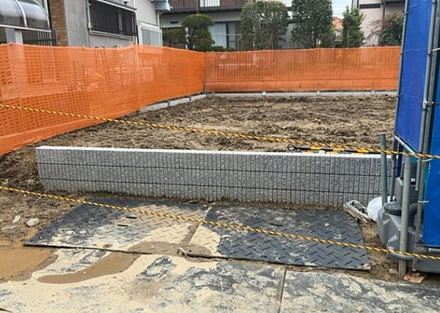 【庭_2】庭のある家に住むことのメリットとして、子どもたちの遊び場を確保できること、ガーデニングや家庭菜園を楽しめること、明るさを確保できることがあります。また、配置を工夫することでプライバシーが確保できます。
