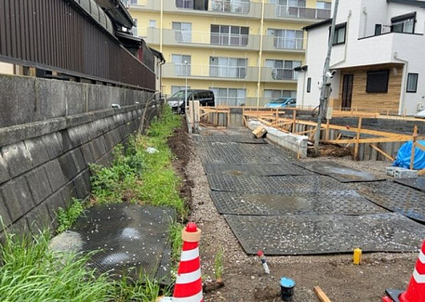 【前面道路含む現地写真_2】前面道路の幅員や歩道の有無、近隣の建物との距離感などは、実際の生活の利便性や安全性に大きく影響します。複数のアングルから前面道路の状況を確認することで、より具体的に生活イメージを描けます。