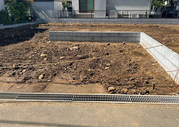 【駐車場_2】駐車場と明記されていても、最小スペースでつくられた駐車場だと大型車は駐車できなかったり、出入りしにくくなったりする可能性があります。お車のサイズと購入したい物件の駐車場のサイズを現地で確認しましょう。