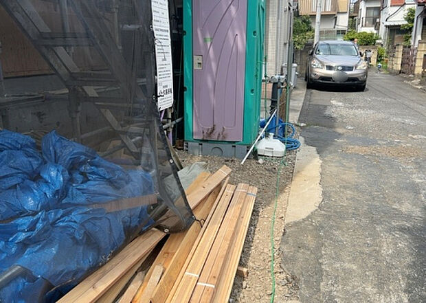 【その他設備】敷地内には、散水栓や立水栓があります。水道水を直接利用できるため、水を運ぶ手間を省くことが出来ます。大量の水を必要とする洗車作業や清掃などに役立ちます。その他設備とあわせて、現地でご確認ください。