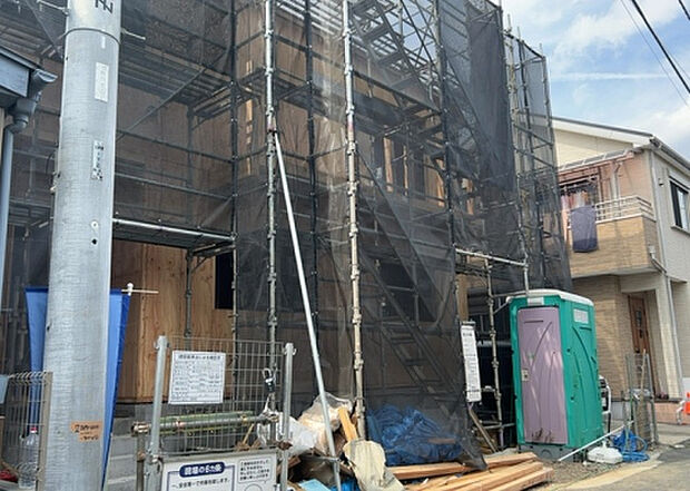 【前面道路含む現地写真_2】前面道路の幅員や歩道の有無、近隣の建物との距離感などは、実際の生活の利便性や安全性に大きく影響します。複数のアングルから前面道路の状況を確認することで、より具体的に生活イメージを描けます。
