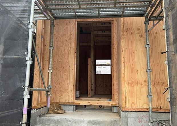 【玄関_2】玄関は、狭すぎると複数人で使いにくく、広すぎても無駄な空間になりがちです。最低2畳を目安にして、家の広さとの兼ね合いや家族の人数を考慮して決めるとよいでしょう。現地を見学して快適な玄関を選びましょう！