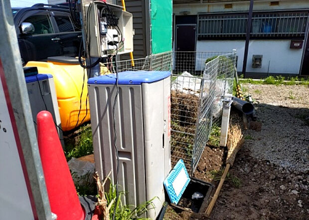 【その他設備】敷地内には、散水栓や立水栓があります。水道水を直接利用できるため、水を運ぶ手間を省くことが出来ます。大量の水を必要とする洗車作業や清掃などに役立ちます。その他設備とあわせて、現地でご確認ください。