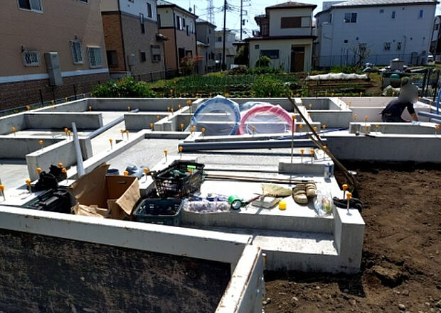 【玄関_2】玄関は、狭すぎると複数人で使いにくく、広すぎても無駄な空間になりがちです。最低2畳を目安にして、家の広さとの兼ね合いや家族の人数を考慮して決めるとよいでしょう。現地を見学して快適な玄関を選びましょう！