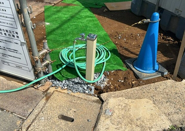 【その他設備】敷地内には、散水栓や立水栓があります。水道水を直接利用できるため、水を運ぶ手間を省くことが出来ます。大量の水を必要とする洗車作業や清掃などに役立ちます。その他設備とあわせて、現地でご確認ください。
