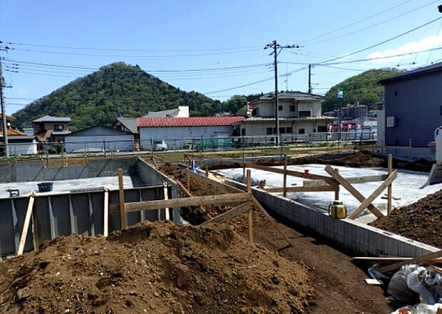 【庭_2】庭のある家に住むことのメリットとして、子どもたちの遊び場を確保できること、ガーデニングや家庭菜園を楽しめること、明るさを確保できることがあります。また、配置を工夫することでプライバシーが確保できます。