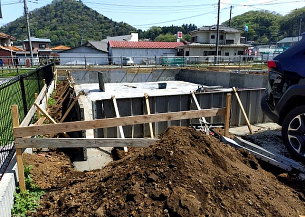 【玄関】玄関は家の顔でもあり、家族以外の目にも止まる場所です。玄関は外との間を仕切る扉、靴などをしまっておく収納スペース、靴脱ぎのたたきスペース、来客とのやり取りをするドアホンなど複数のアイテムからなります。